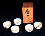 Set of five tea cups with box By Deiryu (1895-1954) - Cups: stoneware with underflaze cobalt blue decoration -- Each cup: diameter 9 cm -- Private colleciton